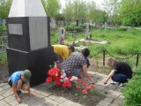 Уборка памятника погибшим воинам